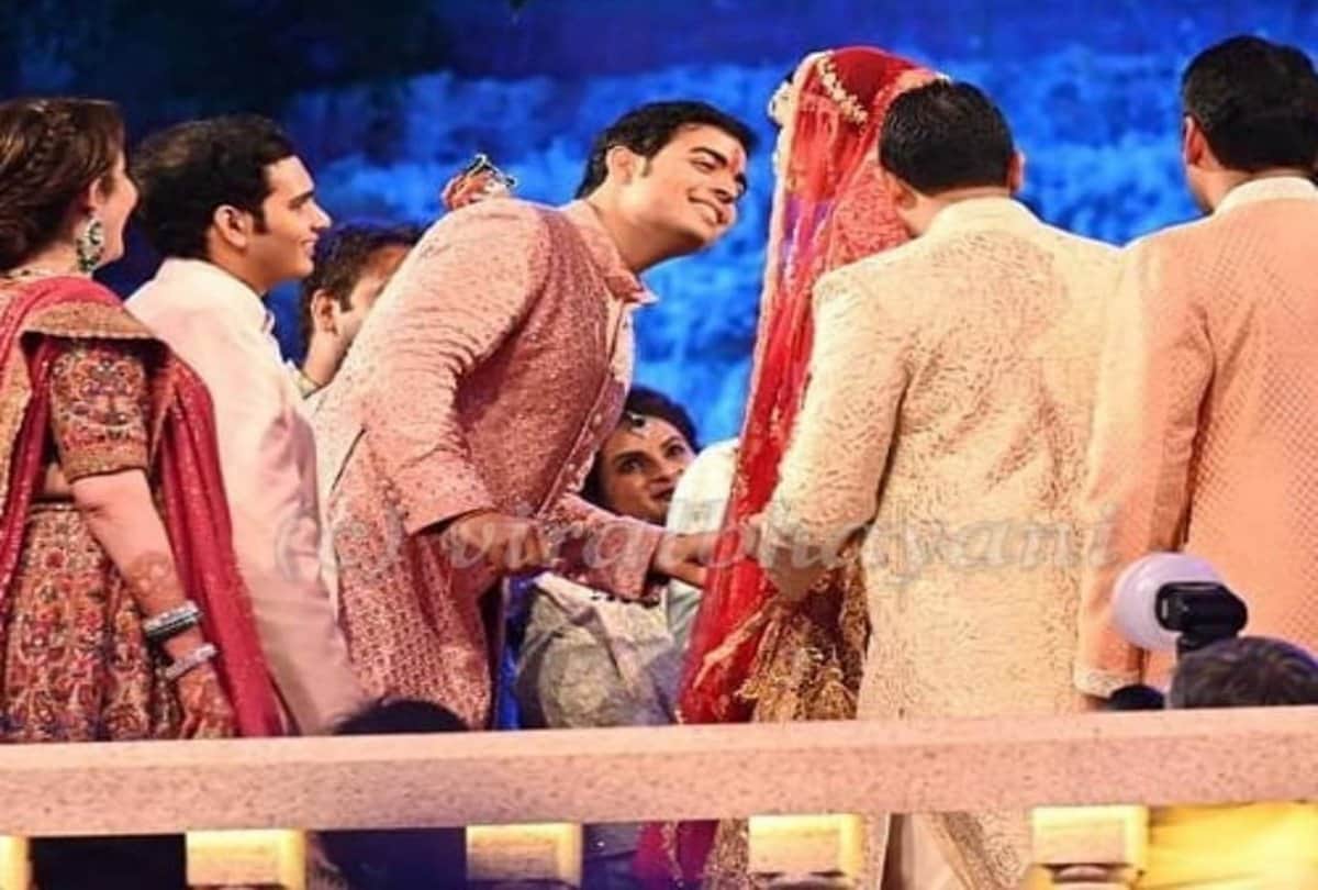 Akash Ambani wedding ambani family to Akash Ambani And Shloka Mehta photos
