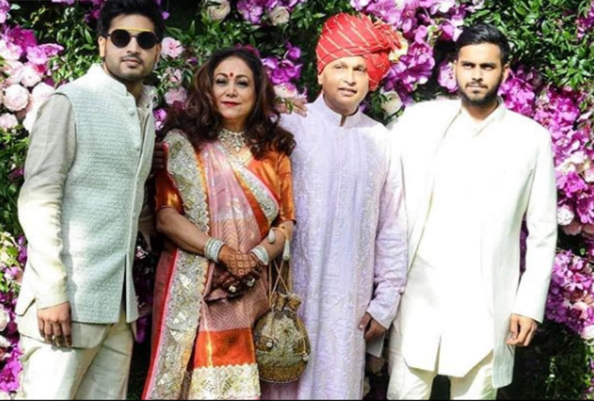 anil ambani reached with family at akash ambani shloka mehta wedding