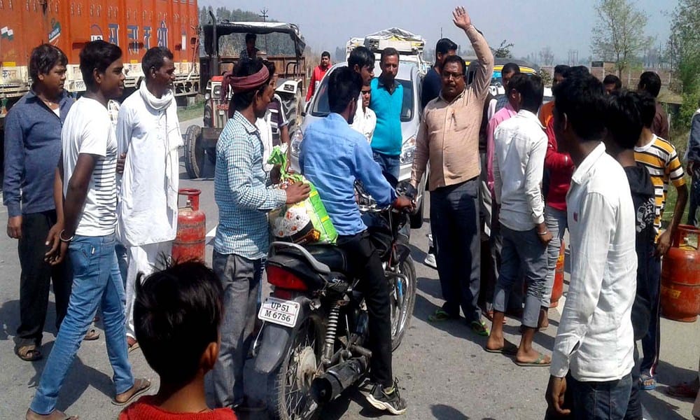 रसोई गैस के लिए उपभोक्ताओं ने लगाया जाम