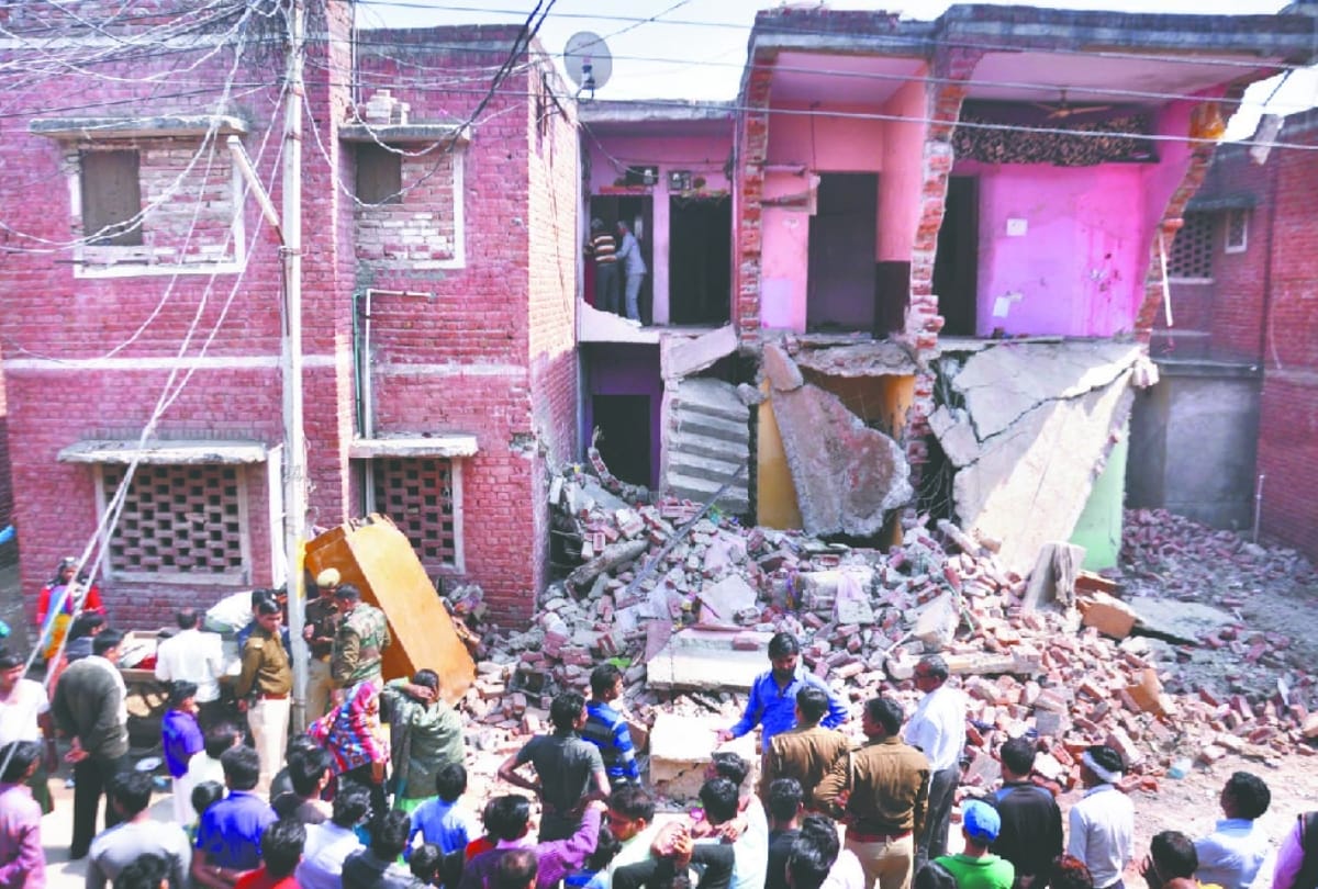Two-storey flat roof collapsed after cylinder burst two families drowned in ghaziabad
