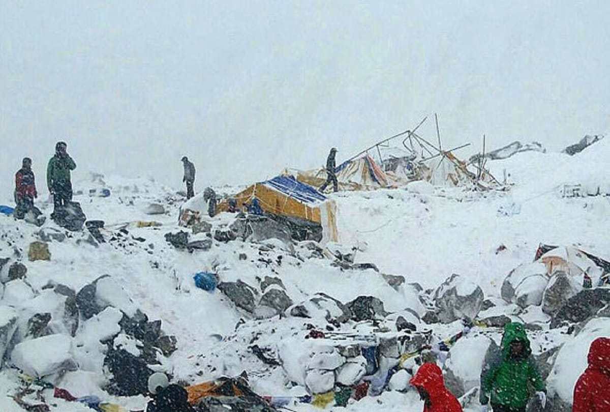 Deadly Avalanche in Nepal, Guide missing
