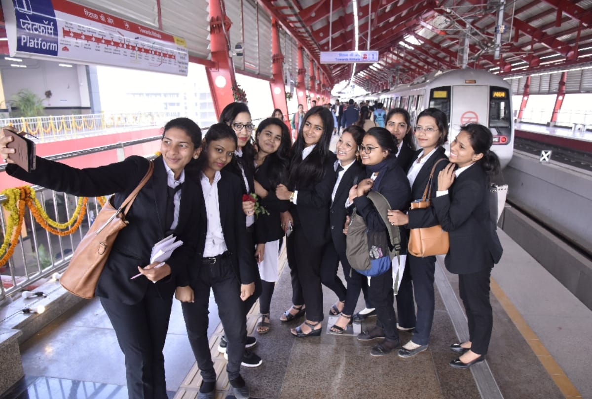 Metro train started between new bus stop to Dilshad Garden