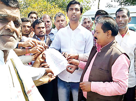 Farmers protest against low compensation in Expressway