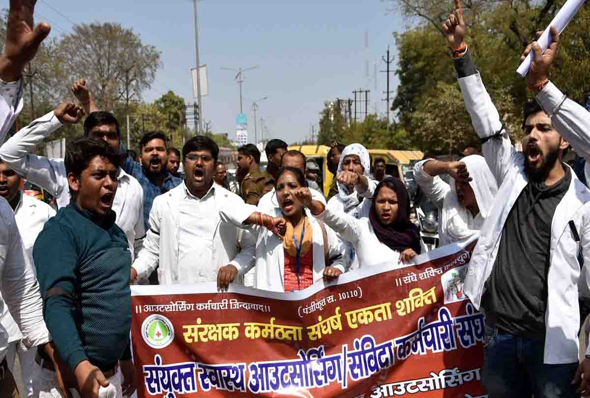 health workers Angered , raod block