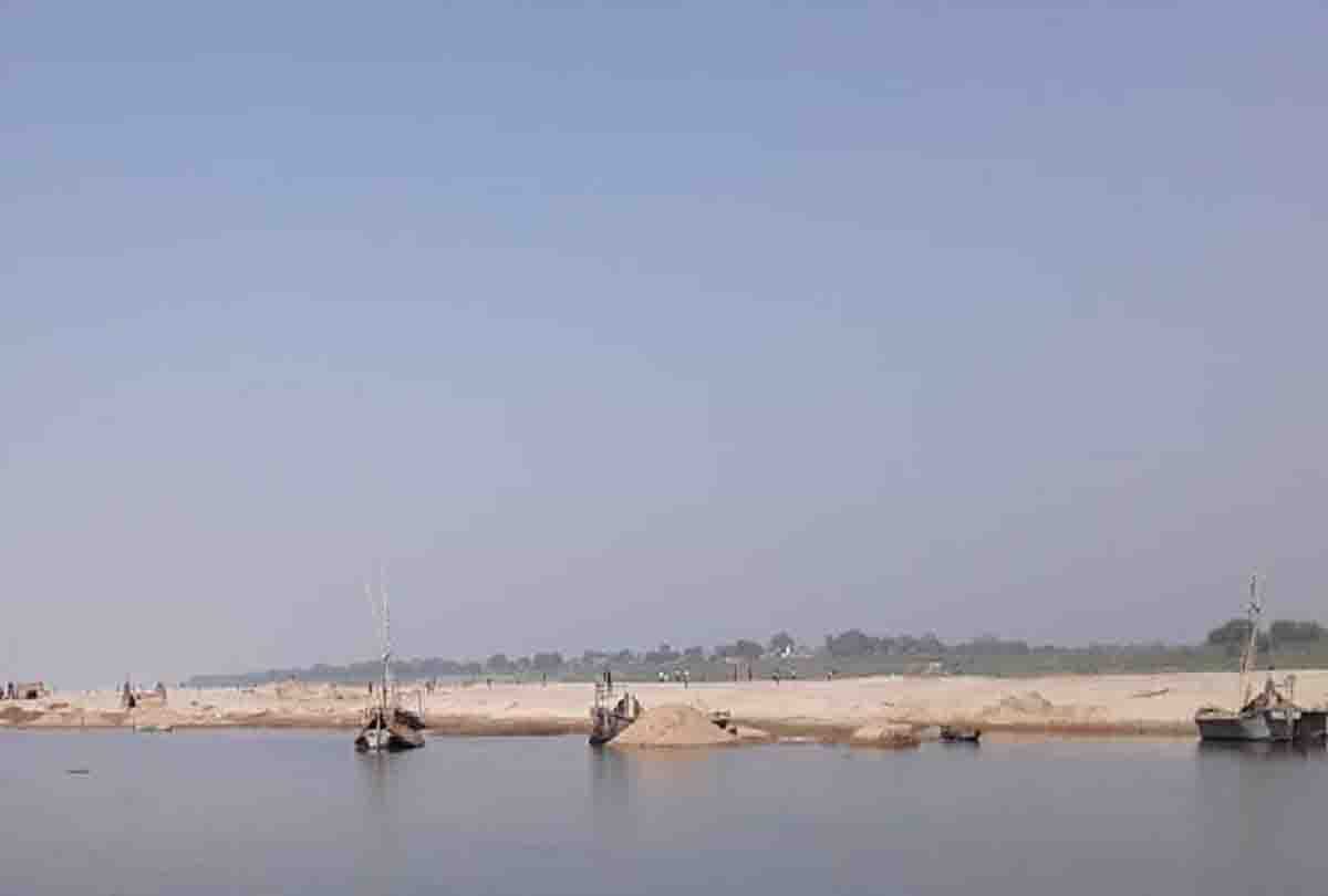 prayagraj news: fearless sand mining on jhunsi ghats