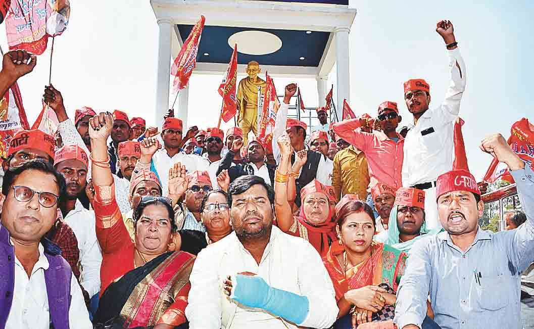 लाठीचार्ज के विरोध में धरने पर बैठे सांसद