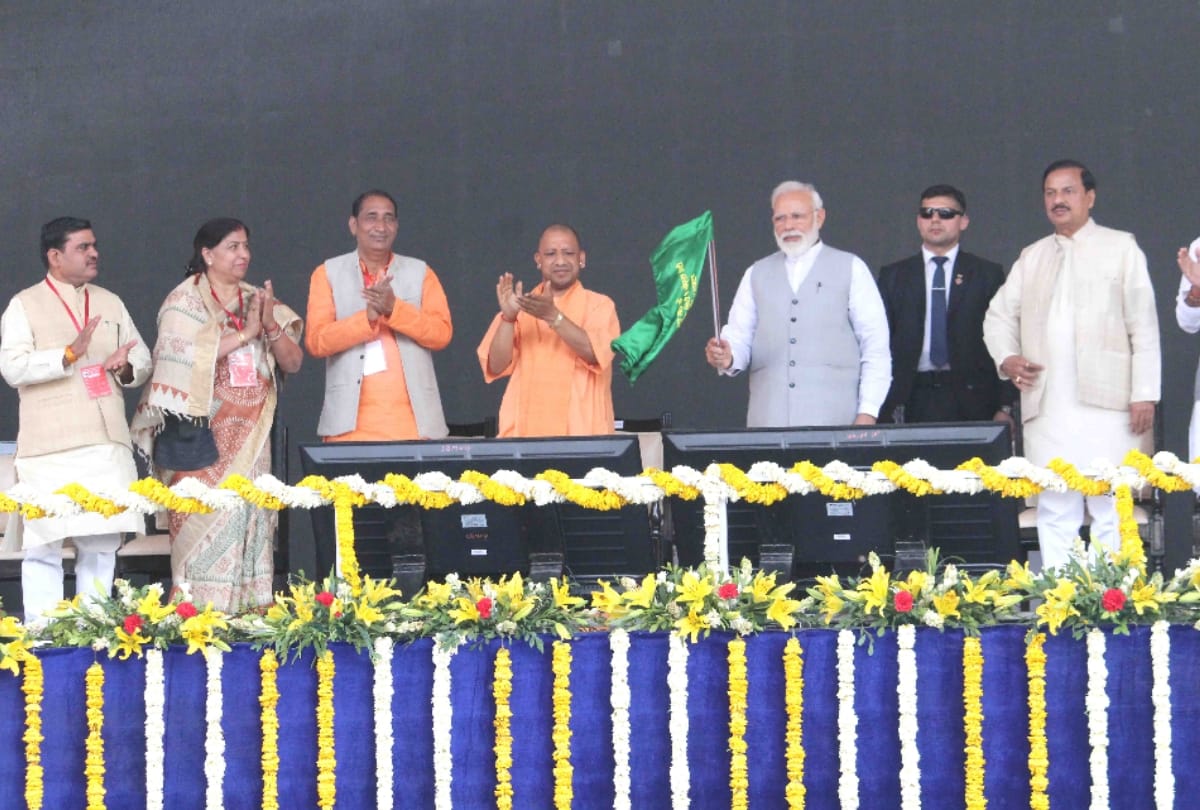 pm modi inaugurates blue line metro in greater noida