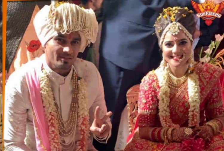 Indian Fast Bowler Siddarth Kaul Tied in Knot with Harsimran Kaur, Virat Kohli in Reception
