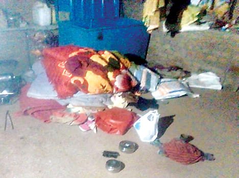 Two lakhs of robberies including jewelery-cash