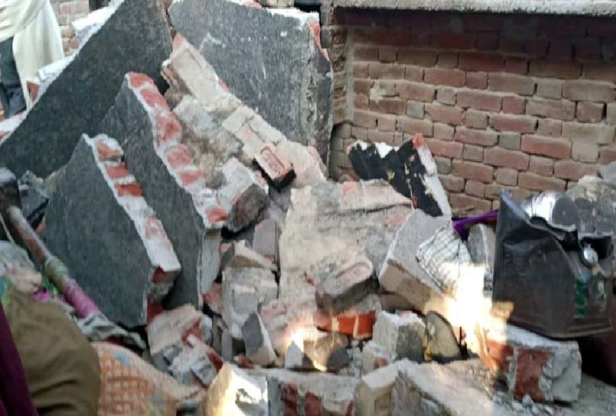 two killed in pm Awas Yojana house roof collapse in kasganj