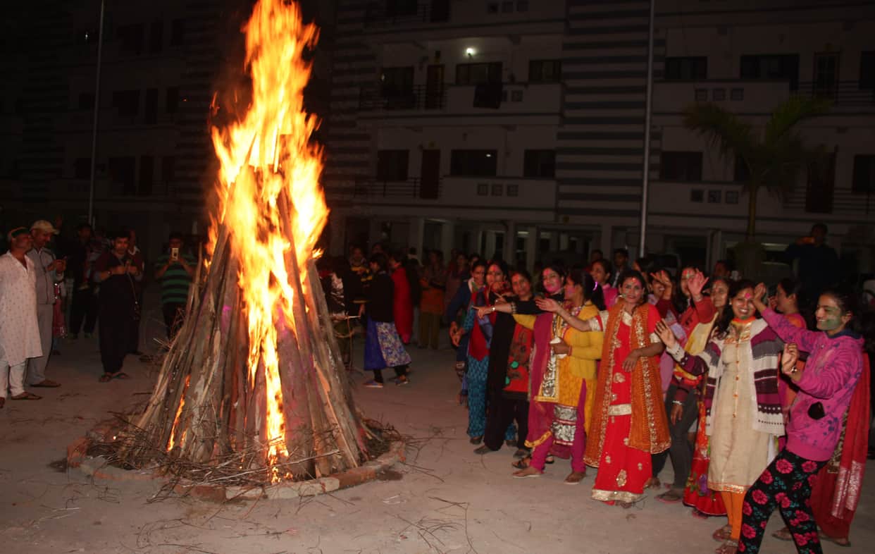 Holi 2023: Holika Dahan and Pujan Shubh muhurat bhadra Information uttarakhand News in Hindi