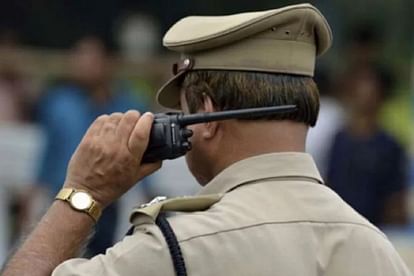 UP: भाजपा नेता के बेटे से दिन-दहाड़े लाखों की लूट, बाइक सवार नकाबपोशों ने दिया घटना को अंजाम BJP leader son looted in worth lakhs in Jhansi