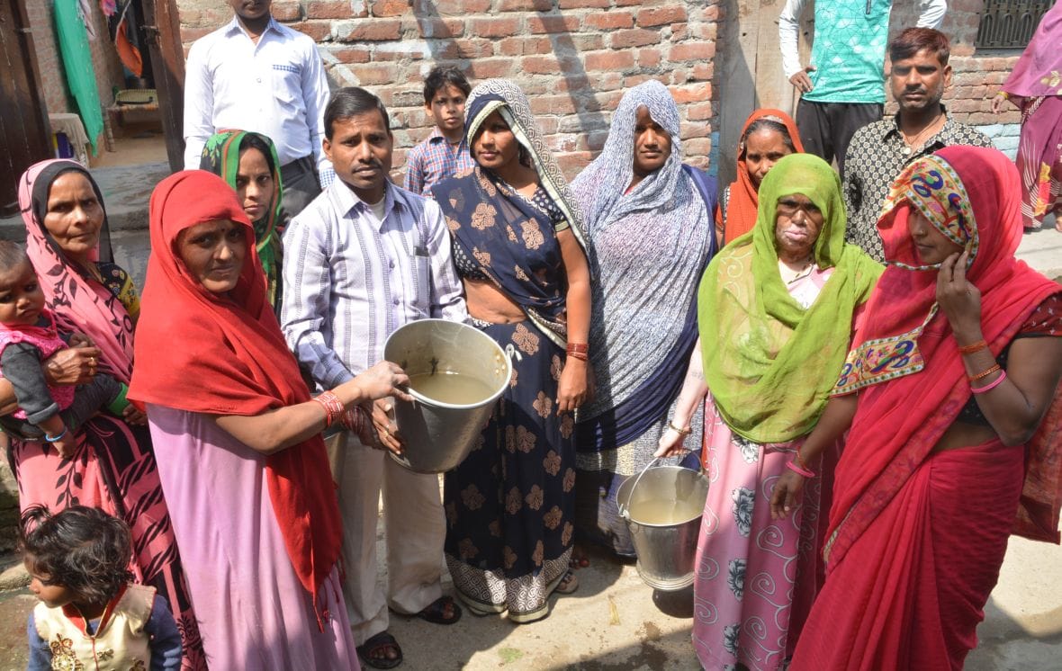 ऊफन रहे सीवर, घरों में कीचड़ युक्त आ रहा पानी