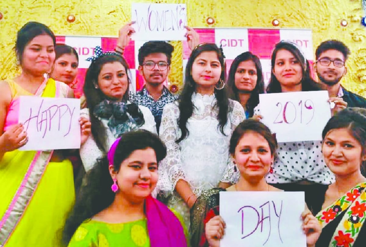 महिला दिवस पर स्त्री के राधा-जानकी रूप के साथ बात चली सम्मान की