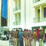 अवध विश्वविद्यालय अयोध्या में सुरक्षा का जायजा लेते पुलिस अधिकारी।