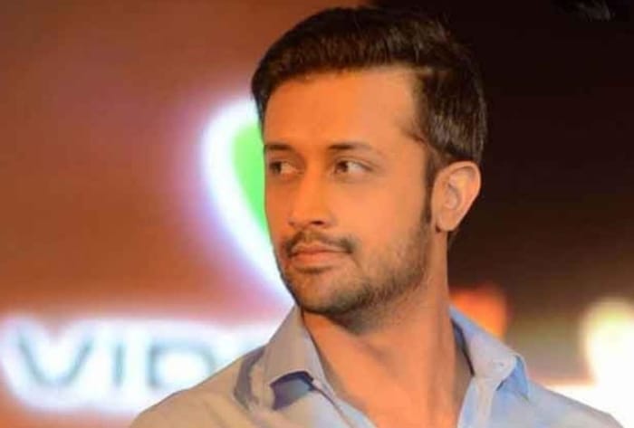 Atif Aslam: कभी रेस्टोरेंट में गाना गाकर गुजारा करते थे आतिफ असलम, आज करोड़ों की संपत्ति के हैं मालिक