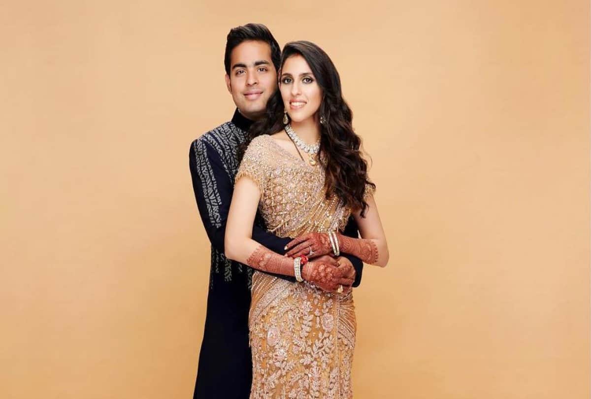 akash ambani and shloka mehta liplock at their reception video viral