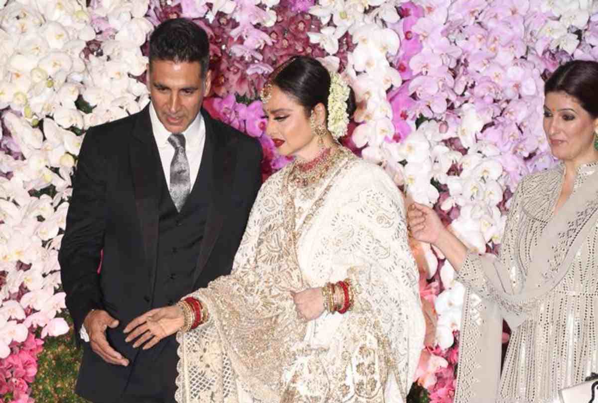 akshay kumar and twinkle khanna posed with rekha at akash ambani and shloka mehta reception