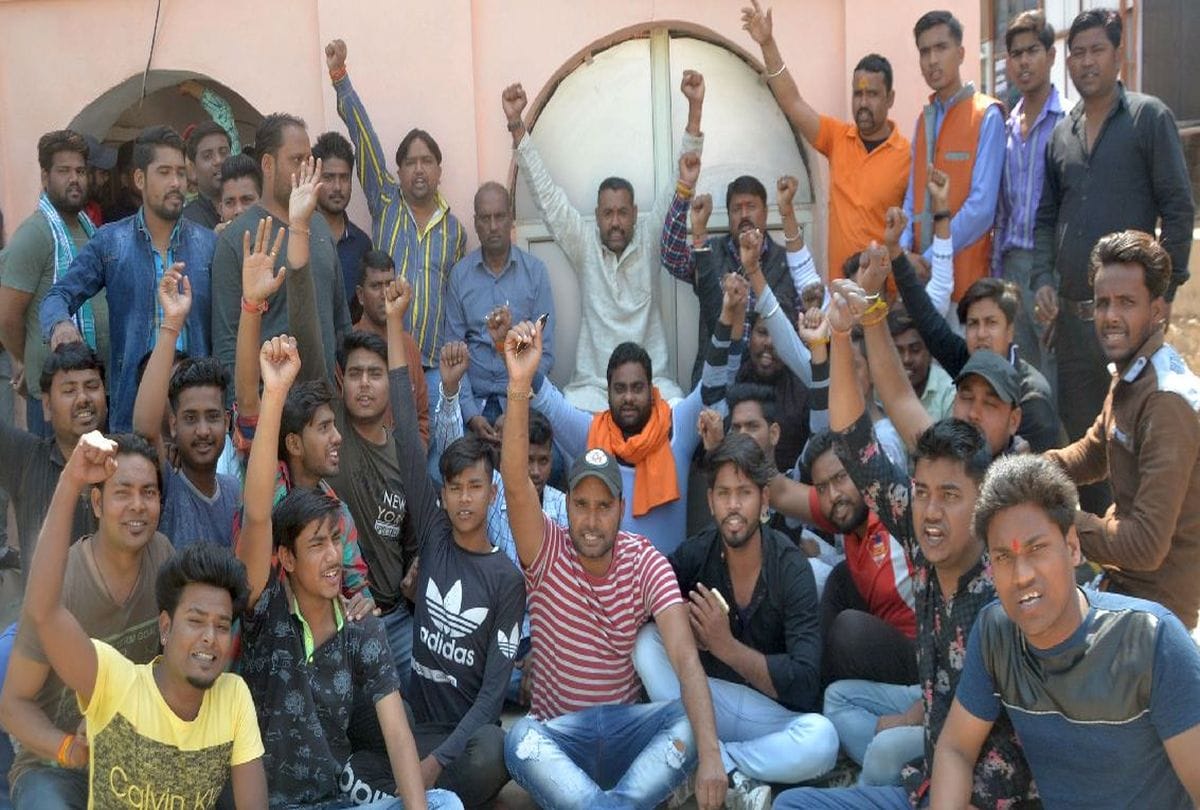 bajrang dal and vhp workers protest against police in agra