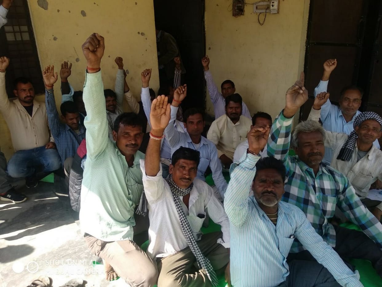 मा्गं पर अड़े हैं अधिवक्ता, जारी है धरना-प्रदर्शन