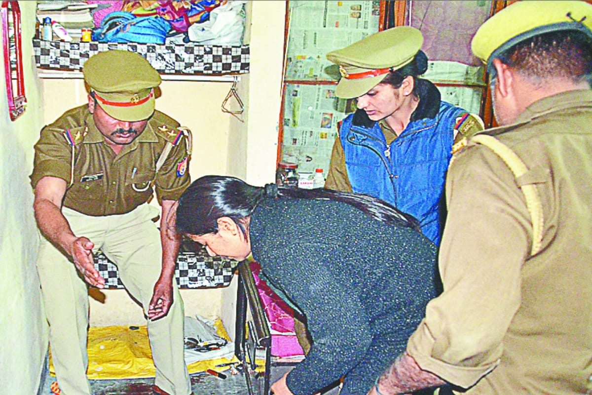 murder and then suicide, cop wrote a suicide note by sitting near his dead wife in Baghpat