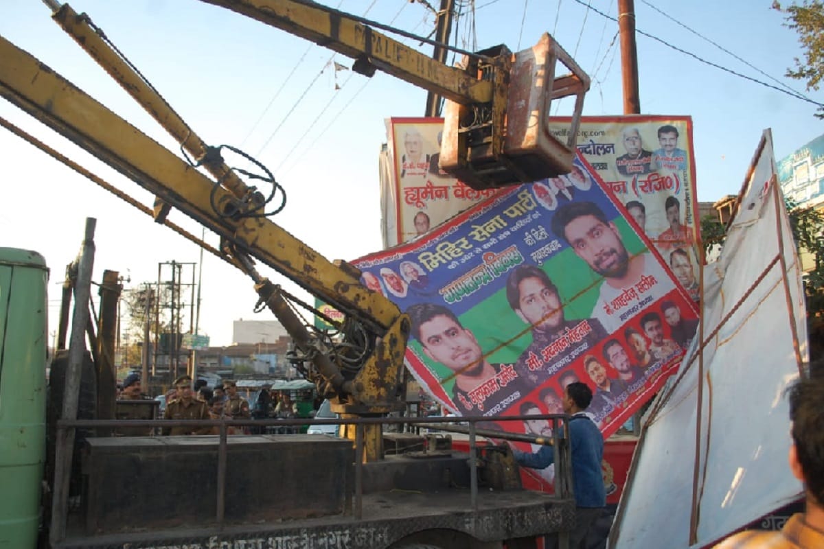 Meerut, After code of conduct police alert and Remove banners of political parties from the city