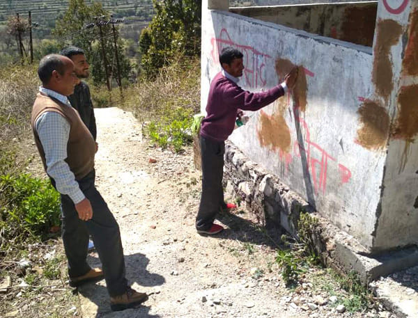आचार संहिता लगते ही राजस्व कर्मियों ने हटाए बैनर पोस्टर