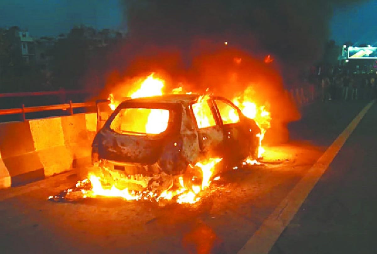 Up Police Constable Car Planted fire by Young Man in Thana Jagdishpura