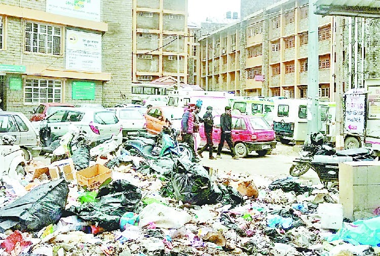 कुल्लू अस्पताल परिसर में लगे कूड़े के ढेर