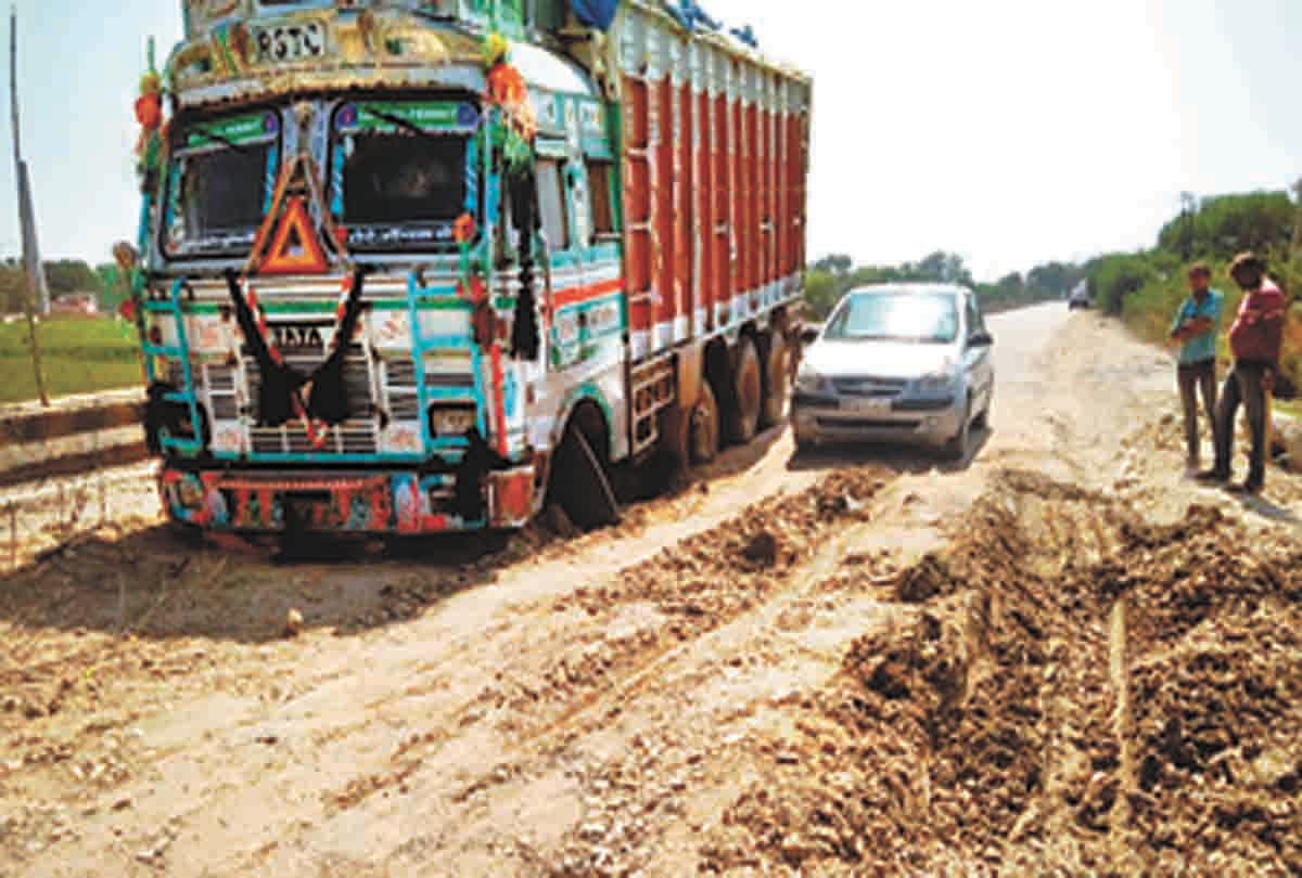 5 people injured in road accident
