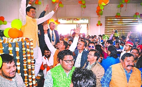 प्लेन जब उड़ेगा तब उड़ेगा अभी तो पूरे एयरपोर्ट पर हम ‘उड़ेगा’