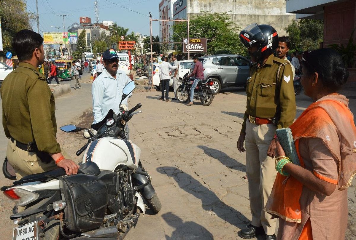 Bikers gang looted gold chain from tourist in agra