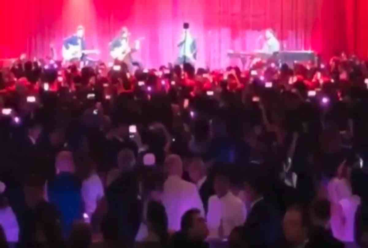 akash ambani and shloka mehta romantic dance on maroon 5 performance