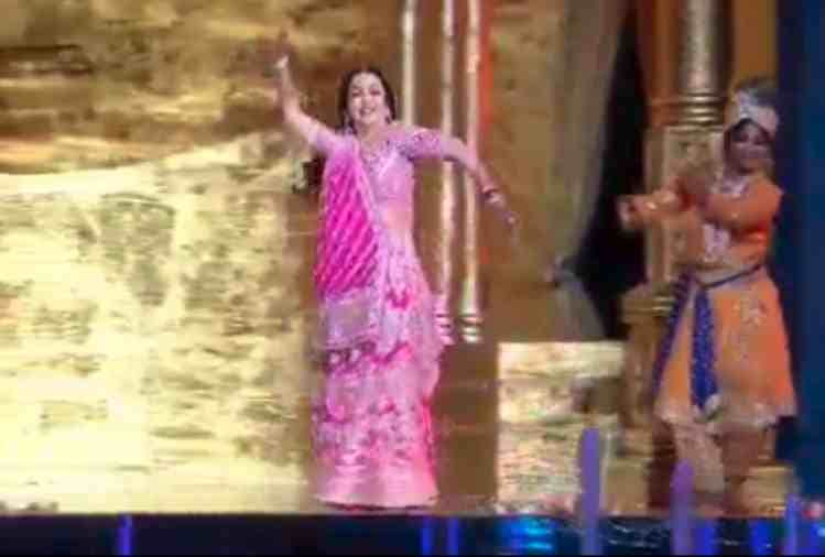 Nita Ambani dances to Krishna Bhajan Achyutam Keshavam at a mesmerising musical fountain