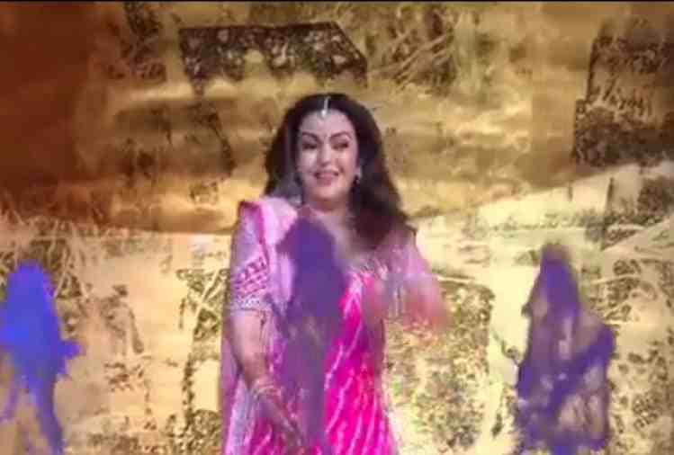 Nita Ambani dances to Krishna Bhajan Achyutam Keshavam at a mesmerising musical fountain