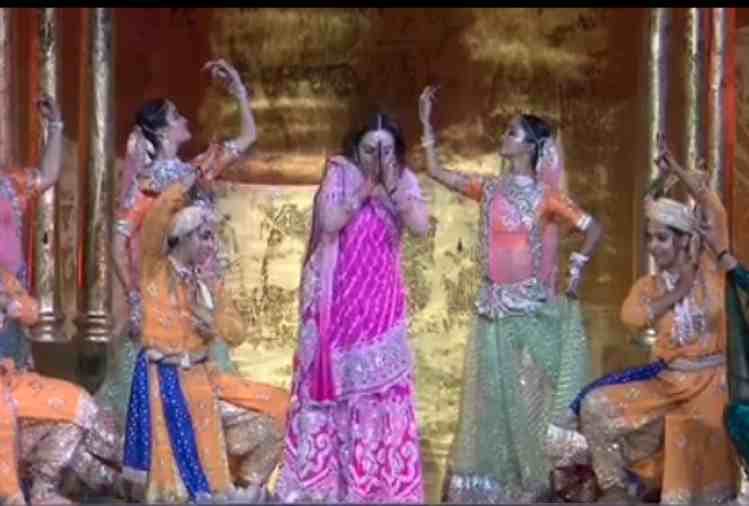 akash ambani and shloka mehta romantic dance on maroon 5 performance