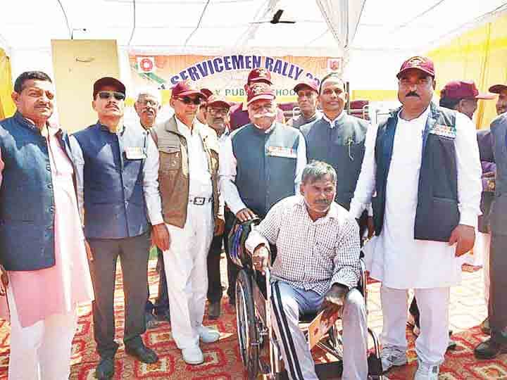 ट्राई स्कूटी और साइकिल पाकर खिले पूर्व सैनिकों के चेहरे