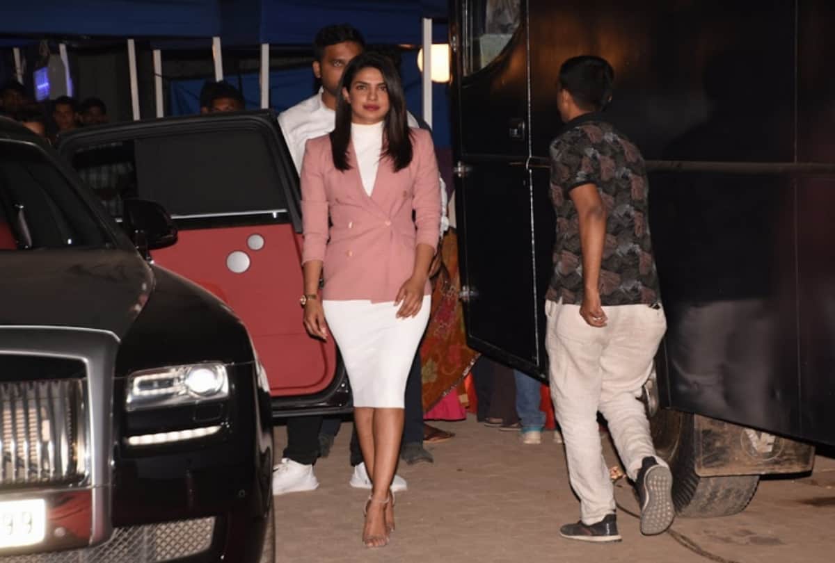 isha ambani invites priyanka chopra and parineeti chopra for icecream party