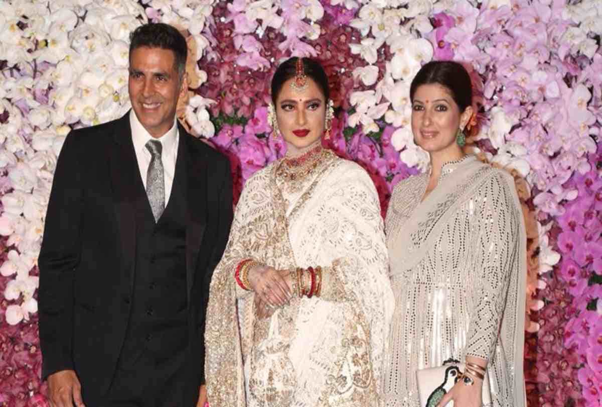 akshay kumar and twinkle khanna posed with rekha at akash ambani and shloka mehta reception