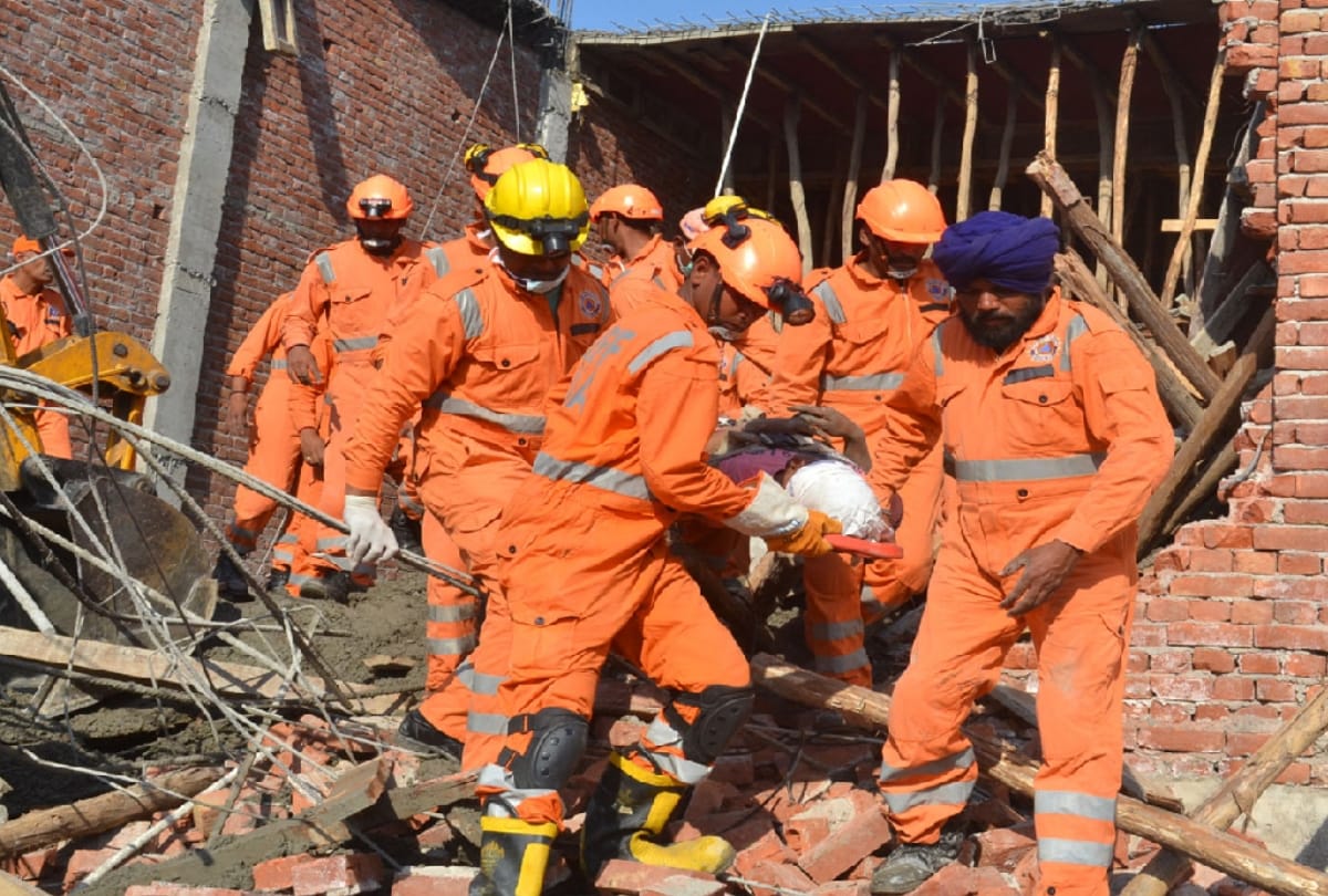 under construction roof collapses 4 workers buried one dies