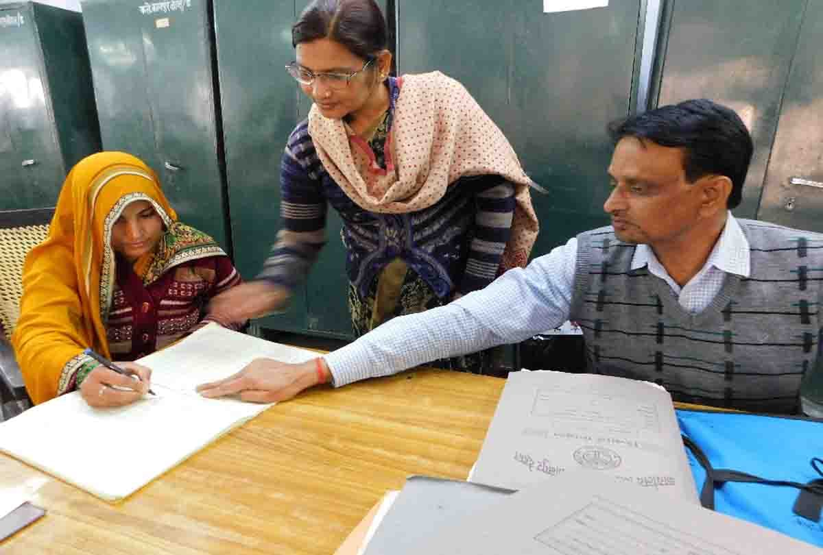 martyr shyam babu wife ruby join office in kanpur dehat