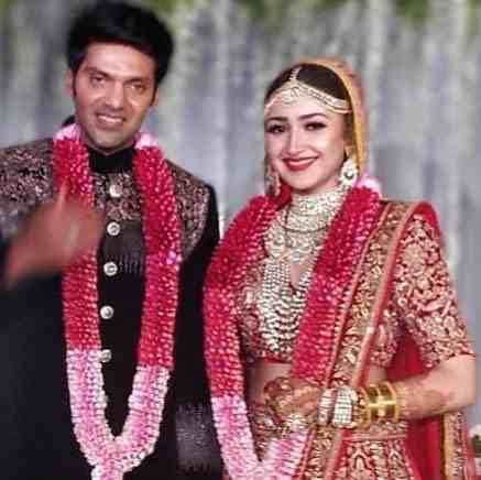 sayyeshaa saigal get married with arya saira banu attend the wedding ceremony look at the album
