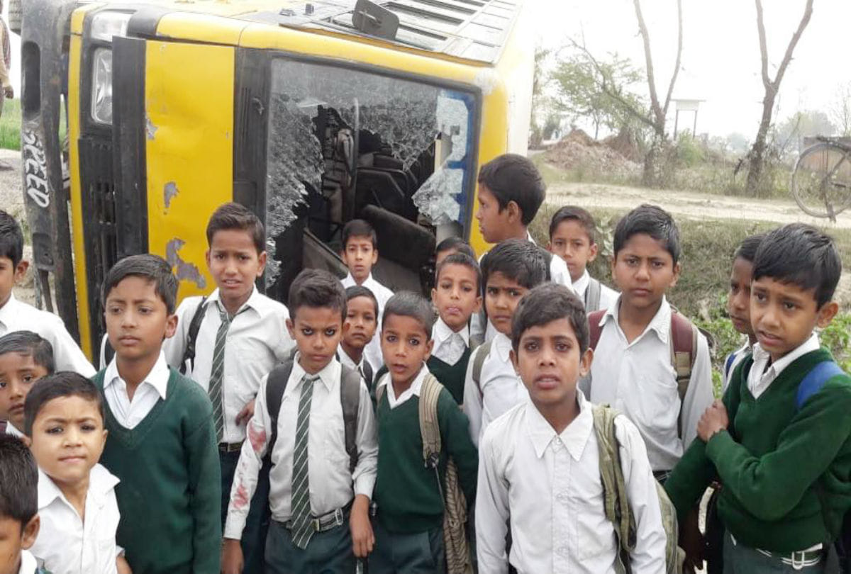 children injured after school bus overturned in etah
