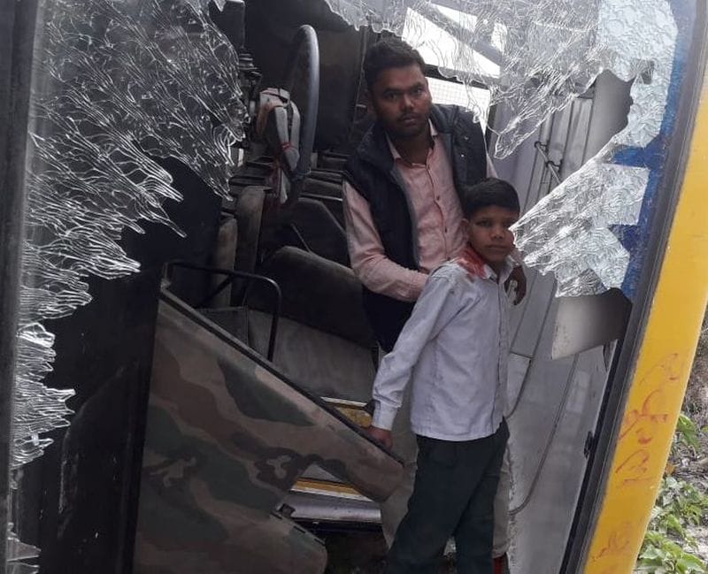 मानकों की अनदेखी कर दौड़ रहे स्कूली वाहन