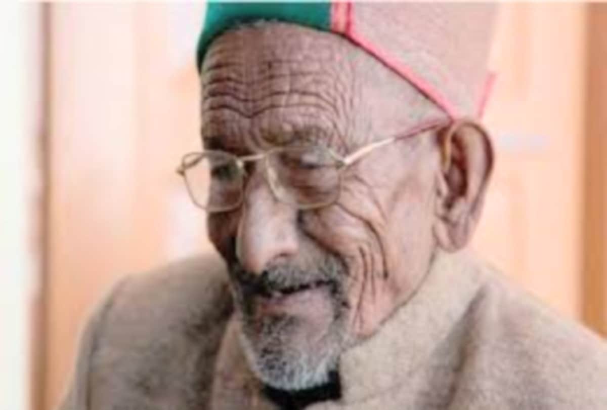 Shyam Saran Negi the first voter of independent India celebrated his 105th birthday by cutting a cake, know his journey so far