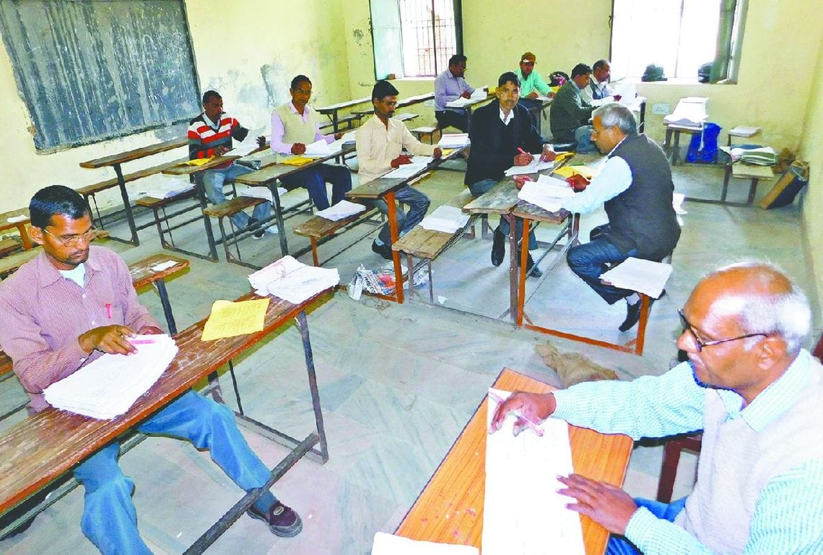 Munna Bhai ran away pushing the headmaster and static magistrate