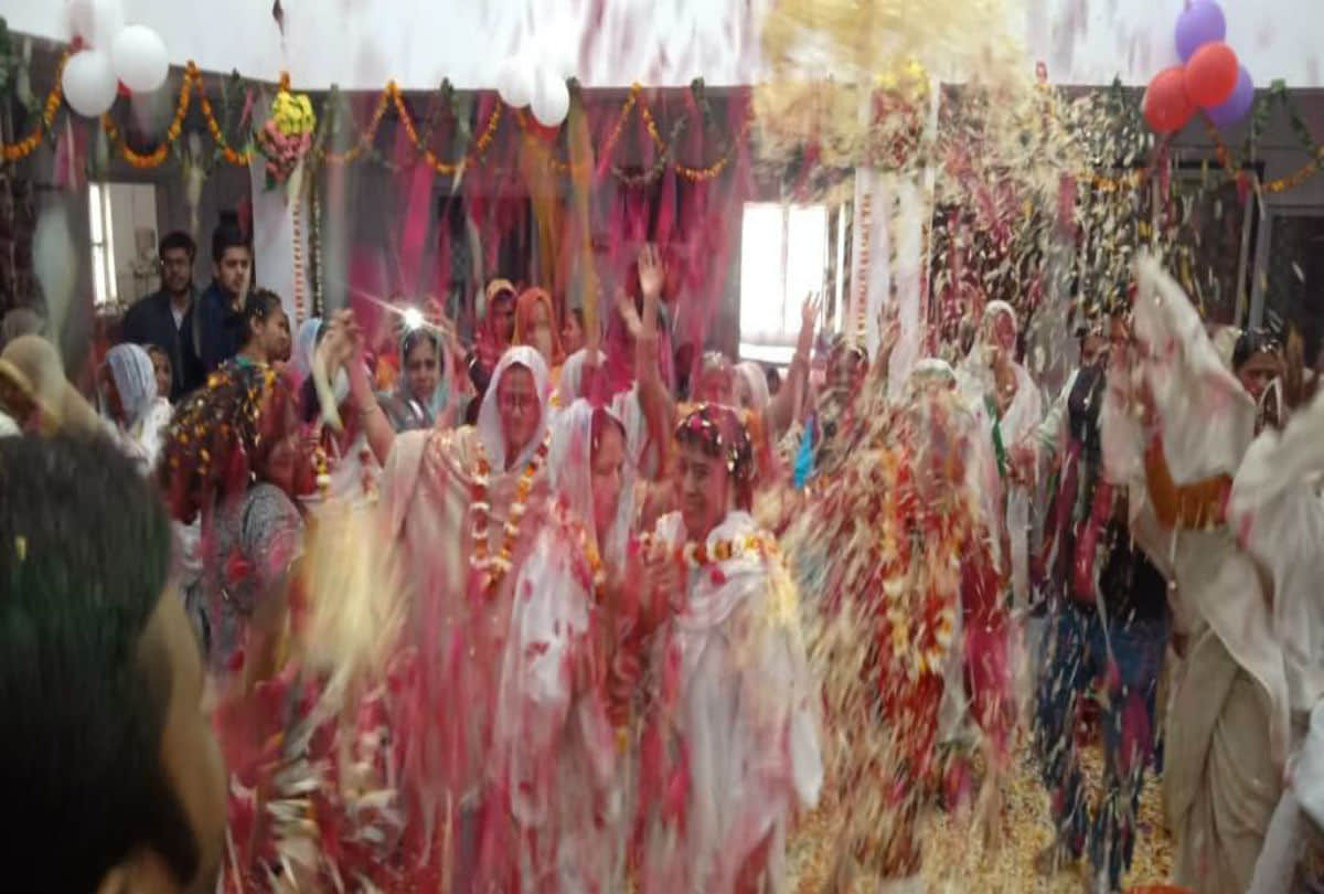 widows play Holi in radhakund mathura