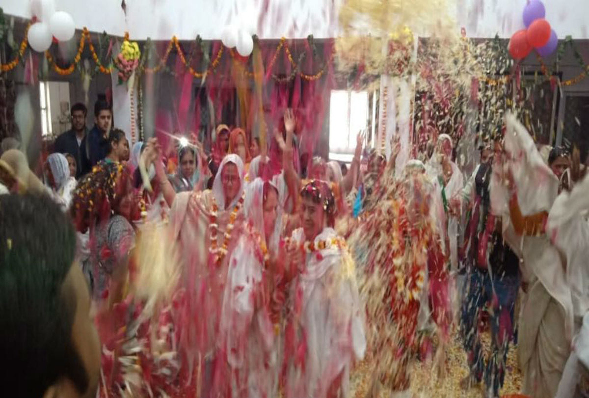 widows play Holi in radhakund mathura