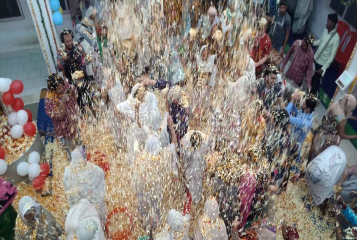 widows play Holi in radhakund mathura