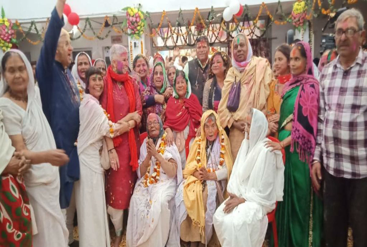 widows play Holi in radhakund mathura